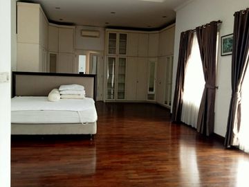 Dijual Rumah Bagus, Asri, 2 Lt, Semi Furnish, Strategis, Bebas Banjir, Bintaro