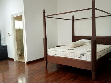 Dijual Rumah Bagus, Asri, 2 Lt, Semi Furnish, Strategis, Bebas Banjir, Bintaro