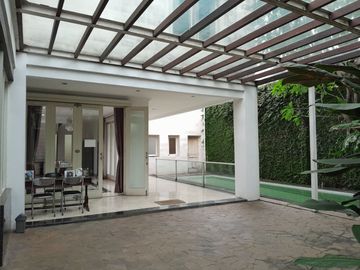 Dijual Rumah Bagus, Asri, 2 Lt, Semi Furnish, Strategis, Bebas Banjir, Bintaro