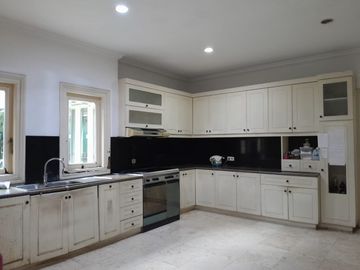 Dijual Rumah Bagus, Asri, 2 Lt, Semi Furnish, Strategis, Bebas Banjir, Bintaro
