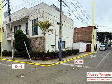 VENDO  CASA EN ESQUINA DE 220M2  EN CHORRILLOS - URB. LOS LAURELES
