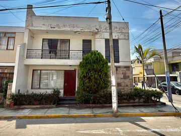 VENDO  CASA EN ESQUINA DE 220M2  EN CHORRILLOS - URB. LOS LAURELES