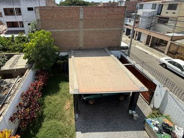 VENDO  CASA EN ESQUINA DE 220M2  EN CHORRILLOS - URB. LOS LAURELES