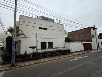 VENDO  CASA EN ESQUINA DE 220M2  EN CHORRILLOS - URB. LOS LAURELES
