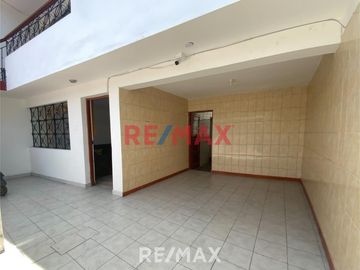 EN VENTA DE CASA CERCA DE COLEGIO BONIFAZ EN EL RIMAC