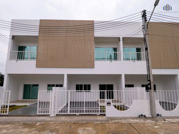 Great Promotion, Tons of Freebies! Brand-New Minimal Style Townhome for Sale – Ar-Lek Home Project, Nong Pak Long