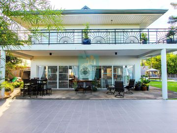 Spacious 3 Bedrooms House with Pool and Big Garden