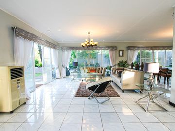 Spacious 3 Bedrooms House with Pool and Big Garden