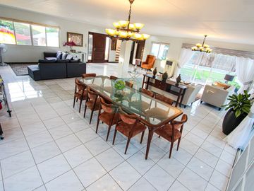 Spacious 3 Bedrooms House with Pool and Big Garden