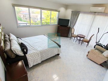 Spacious 3 Bedrooms House with Pool and Big Garden