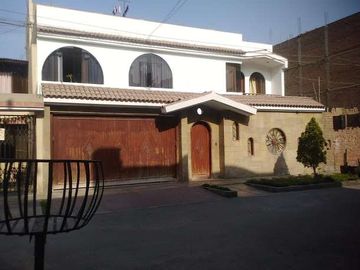 En venta casa de 3 pisos + Azotea - Lurigancho