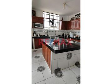 ¡Vive En Una Casa Espaciosa De 3 Pisos Con Amplios Espacios Y Elegantes Acabados! 🏡✨