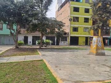 Casa de 5 pisos frente a PARQUE - Independencia
