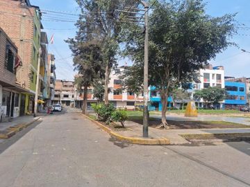 Casa de 5 pisos frente a PARQUE - Independencia