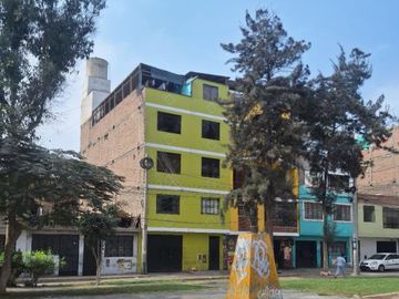 Casa de 5 pisos frente a PARQUE - Independencia