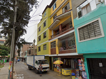 Casa de 5 pisos frente a PARQUE - Independencia