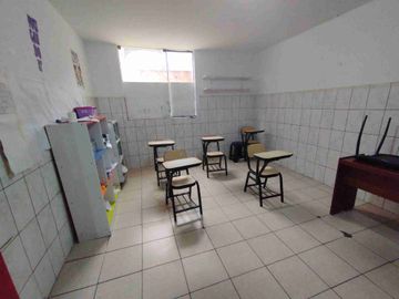 Casa de 4 pisos frente a parque, a espaldas del Mall del Sur