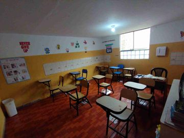 Casa de 4 pisos frente a parque, a espaldas del Mall del Sur