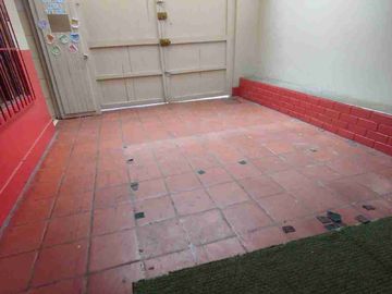 Casa de 4 pisos frente a parque, a espaldas del Mall del Sur