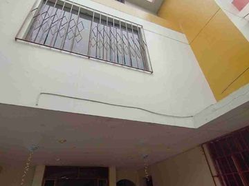 Casa de 4 pisos frente a parque, a espaldas del Mall del Sur
