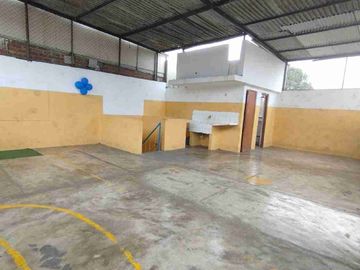 Casa de 4 pisos frente a parque, a espaldas del Mall del Sur