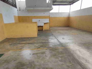 Casa de 4 pisos frente a parque, a espaldas del Mall del Sur