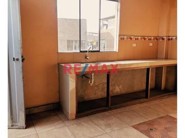 ¡Atención Inversionistas! Venta De Edificio Comercial De 3 Pisos Con A.T: 782M2 En Av. Federico Villarreal, ¡Alto Potencial Comercial! $750,000
