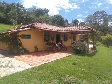 Venta hermosa Casa Finca, Vereda La Matica, Girardota, Ant.