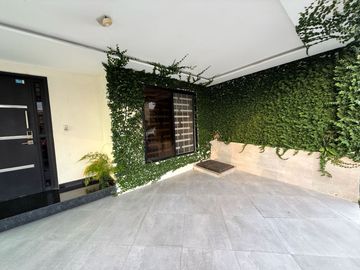 CASA COMPLETAMENTE REMODELADA 210.00M2, METROPOLIS 2