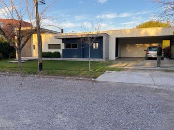 VÓRTICE INMOBILIARIA VENDE CASA EN BARRIO SOLARES DE MAIPÚ, MAIPÚ, MENDOZA