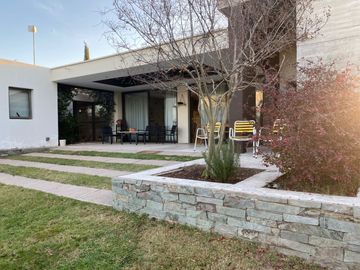 VÓRTICE INMOBILIARIA VENDE CASA EN BARRIO SOLARES DE MAIPÚ, MAIPÚ, MENDOZA