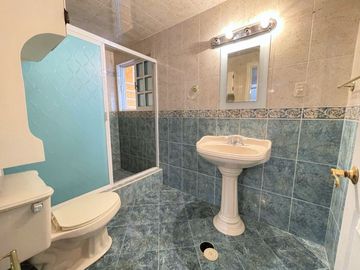 Casa en Venta en Jardines de Morelos Secc Islas con Local y 3 departamentos