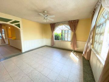 Casa en Venta en Jardines de Morelos Secc Islas con Local y 3 departamentos