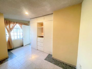 Casa en Venta en Jardines de Morelos Secc Islas con Local y 3 departamentos
