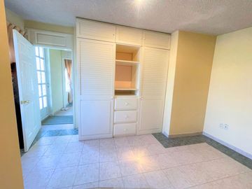 Casa en Venta en Jardines de Morelos Secc Islas con Local y 3 departamentos