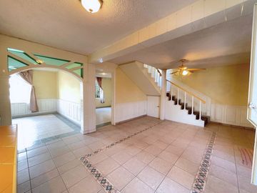Casa en Venta en Jardines de Morelos Secc Islas con Local y 3 departamentos