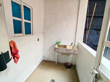 Casa en Venta en Jardines de Morelos Secc Islas con Local y 3 departamentos