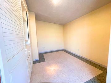 Casa en Venta en Jardines de Morelos Secc Islas con Local y 3 departamentos