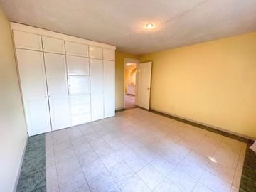 Casa en Venta en Jardines de Morelos Secc Islas con Local y 3 departamentos