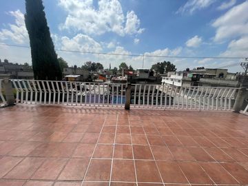 Casa en Venta en Jardines de Morelos Secc Islas con Local y 3 departamentos