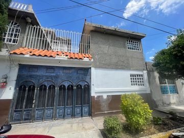 Casa en Venta en Jardines de Morelos Secc Islas con Local y 3 departamentos