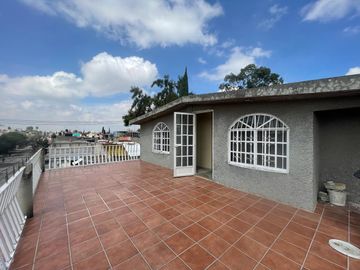 Casa en Venta en Jardines de Morelos Secc Islas con Local y 3 departamentos