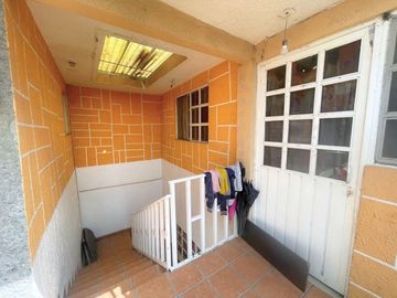 Casa en Venta en Jardines de Morelos Secc Islas con Local y 3 departamentos