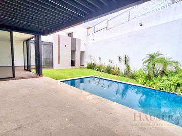 Venta de Moderna Casa en Privada Cerca Walmart Avila Camacho