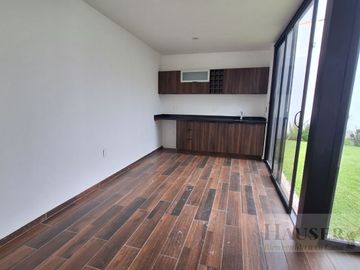 Venta de Moderna Casa en Privada Cerca Walmart Avila Camacho