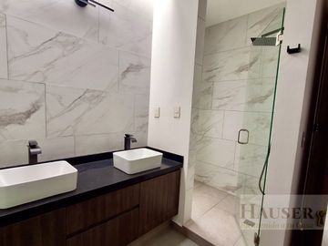 Venta de Moderna Casa en Privada Cerca Walmart Avila Camacho