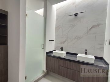 Venta de Moderna Casa en Privada Cerca Walmart Avila Camacho