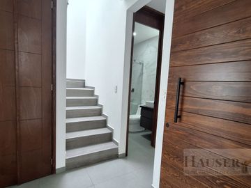 Venta de Moderna Casa en Privada Cerca Walmart Avila Camacho