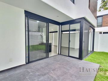 Venta de Moderna Casa en Privada Cerca Walmart Avila Camacho