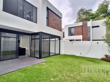 Venta de Moderna Casa en Privada Cerca Walmart Avila Camacho